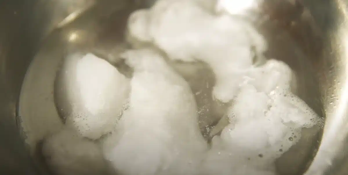 ココナッツオイルを湯煎する