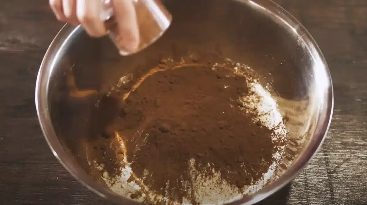 材料をボウルに入れている