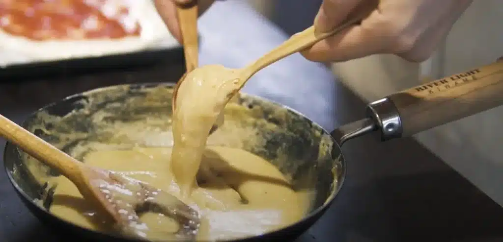 ピザの生地を作っている