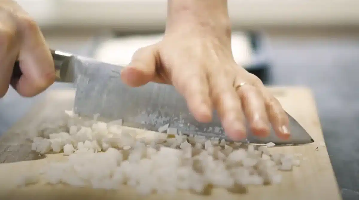 切り餅を包丁でみじん切りにしている