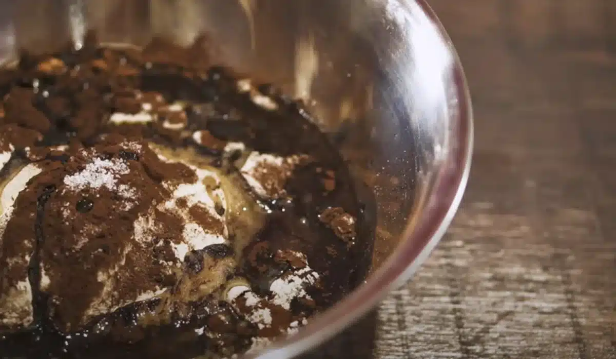 粉類を入れたボウルに油を入れる