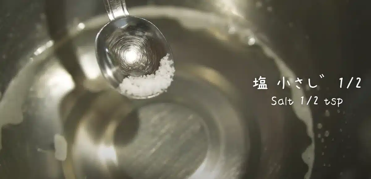 塩を小さじではかっている