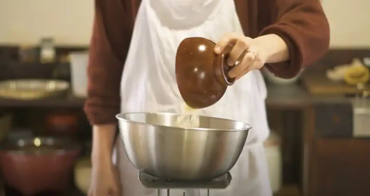 材料をボウルに入れている