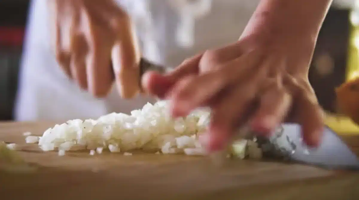 包丁で玉ねぎを切っている