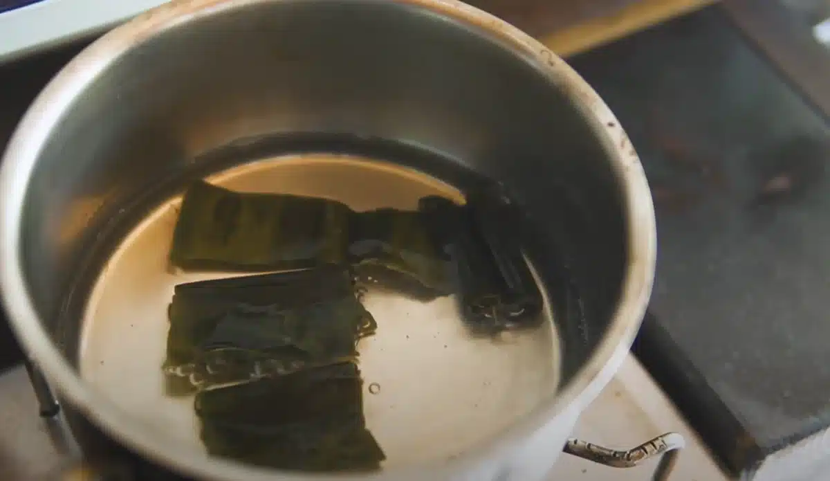 昆布で出汁をとる