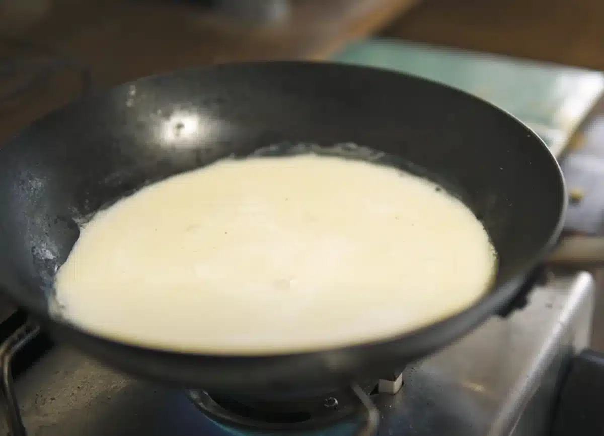 フライパンで豆乳を沸騰させる