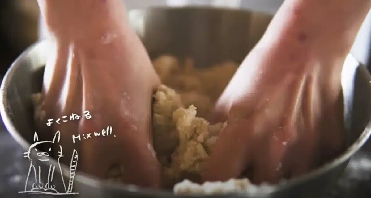 生地をこねている