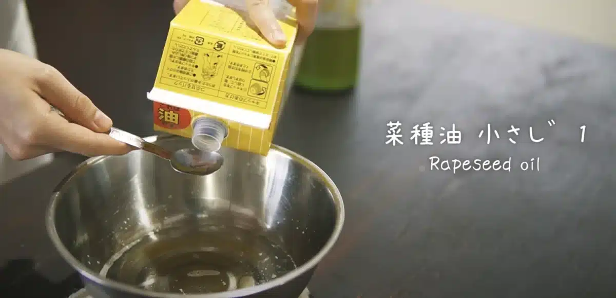 菜種油を小さじではかっている