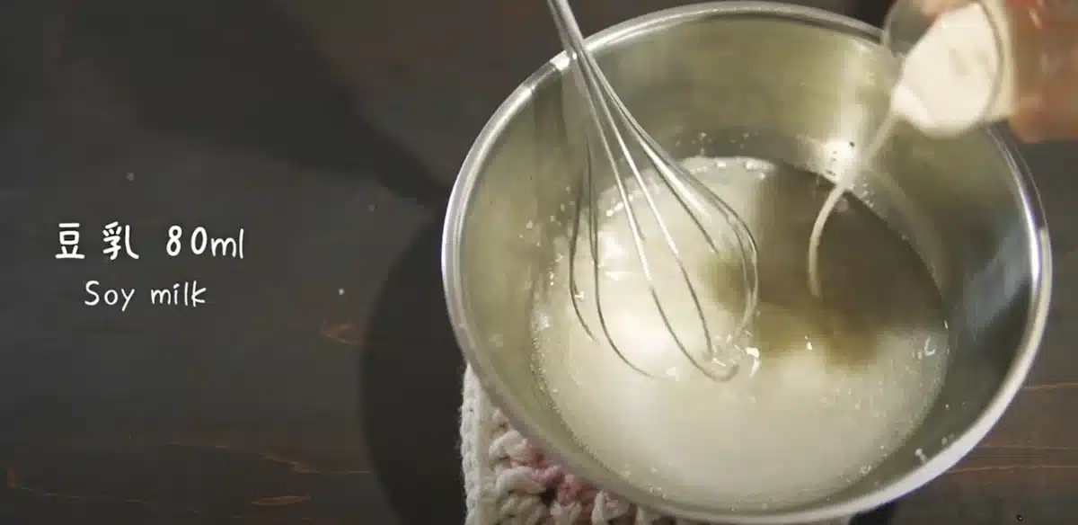 ボウルに豆乳を入れている