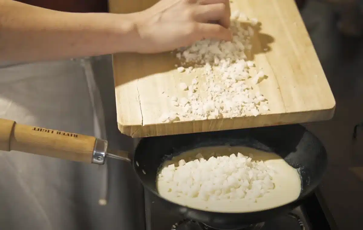 温めた豆乳に細かく切ったお餅をいれる