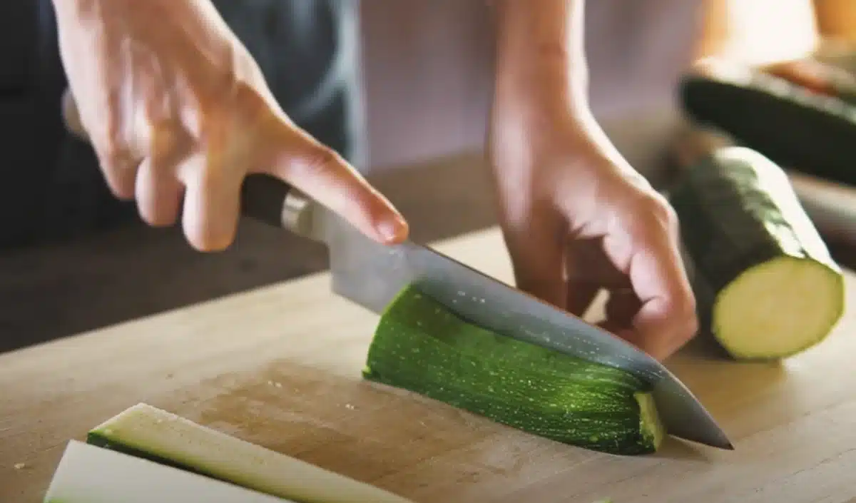 ズッキーニを包丁で切る