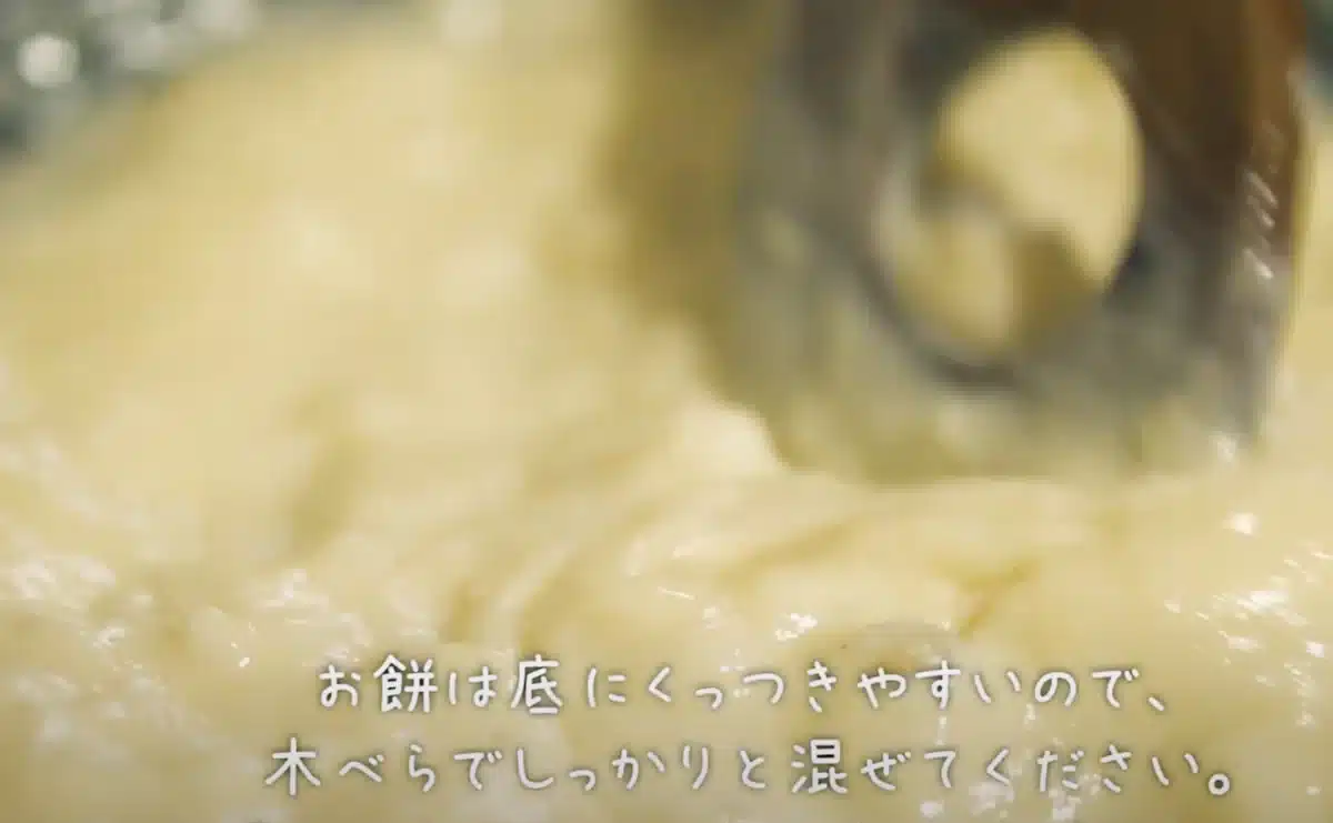 豆乳とお餅を混ぜている