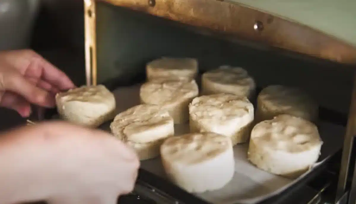 生地をオーブンで焼いている