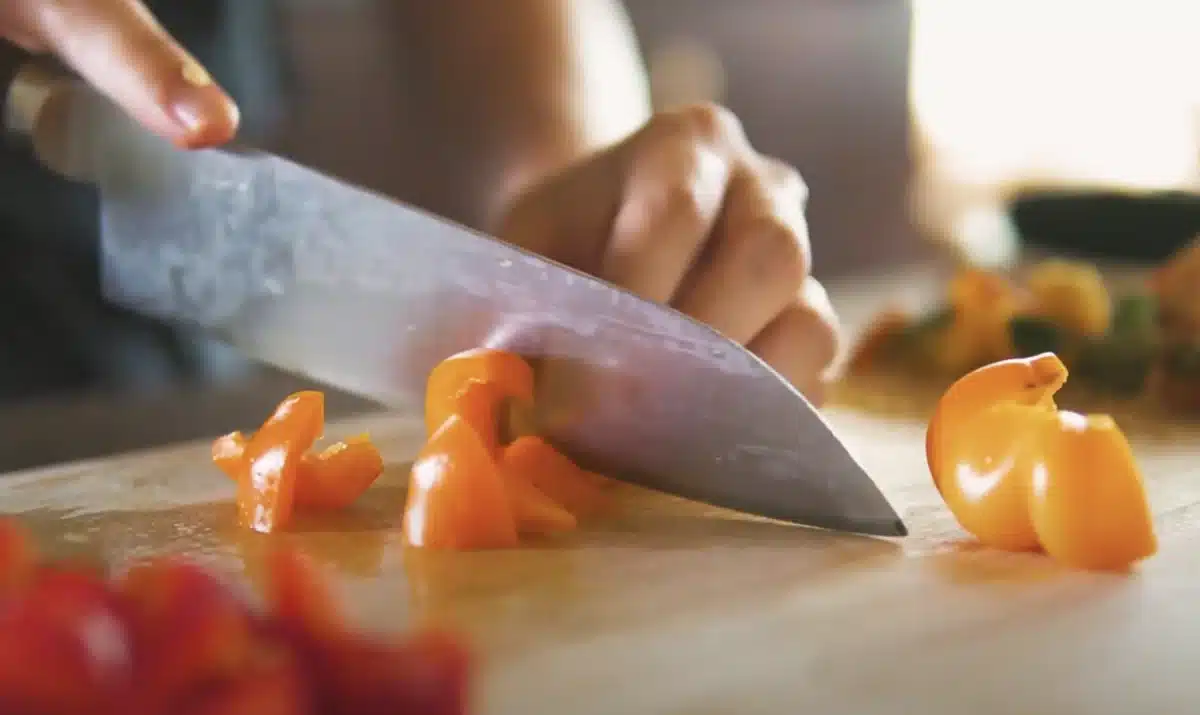パプリカを包丁で切る