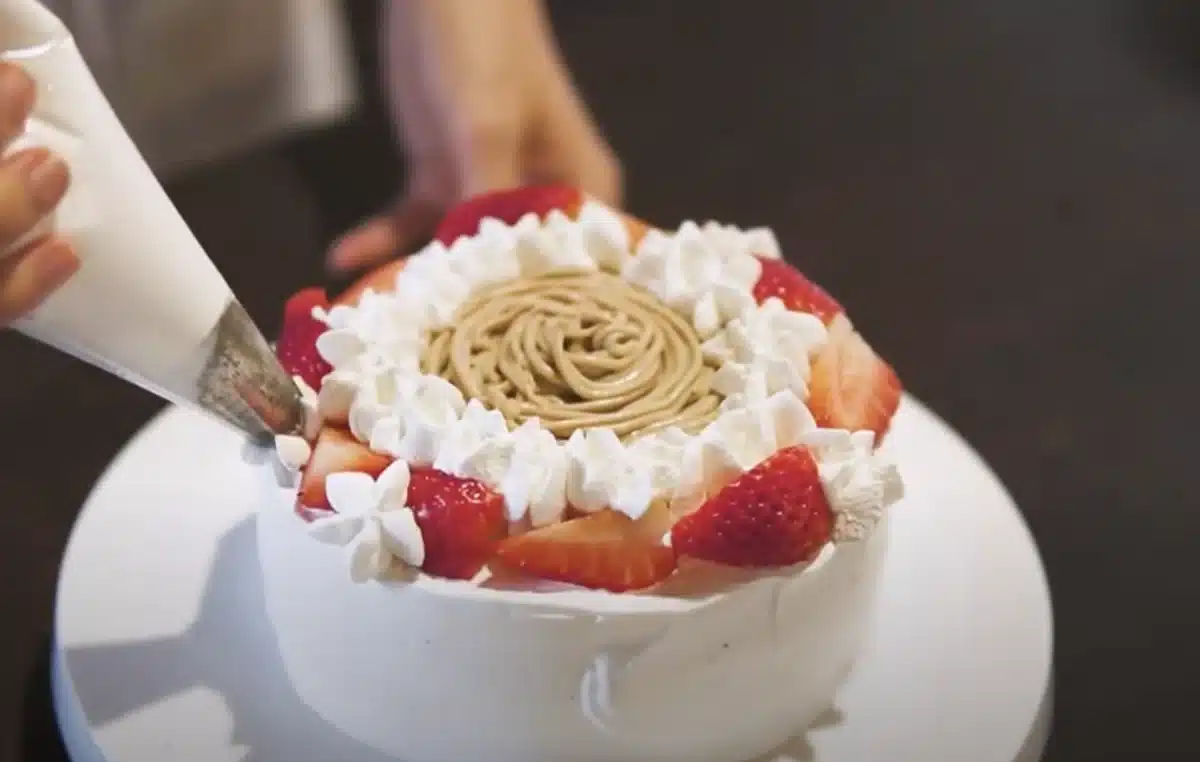 ケーキに生クリームを絞っている