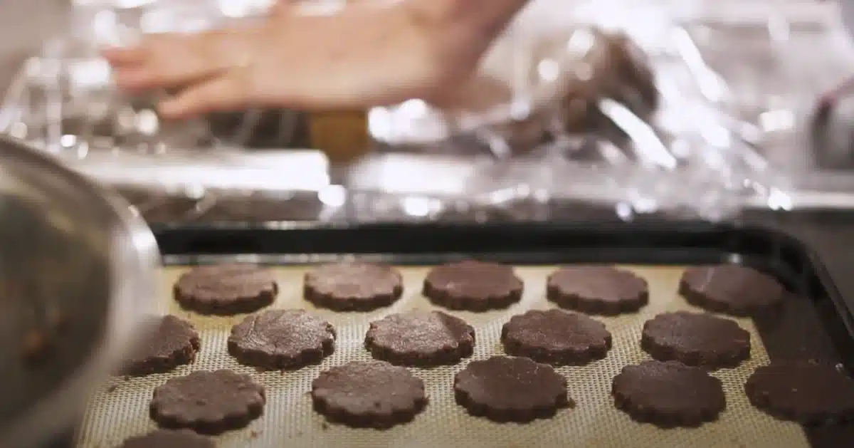 チョコサンドの生地の形どり