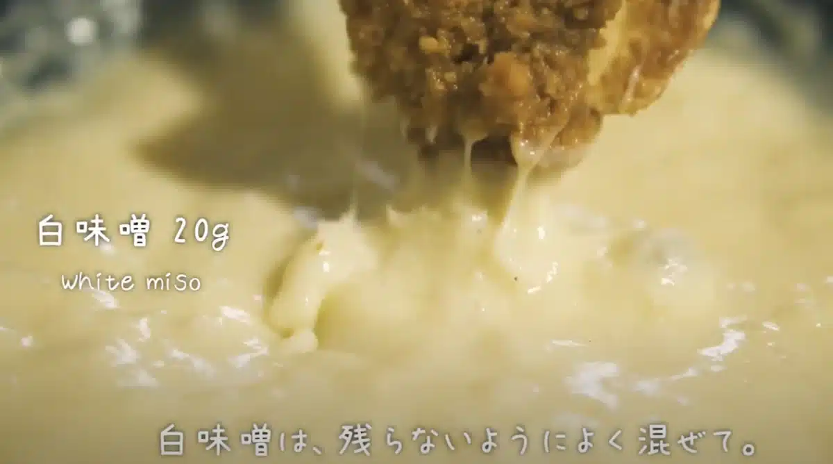 白みそを混ぜている