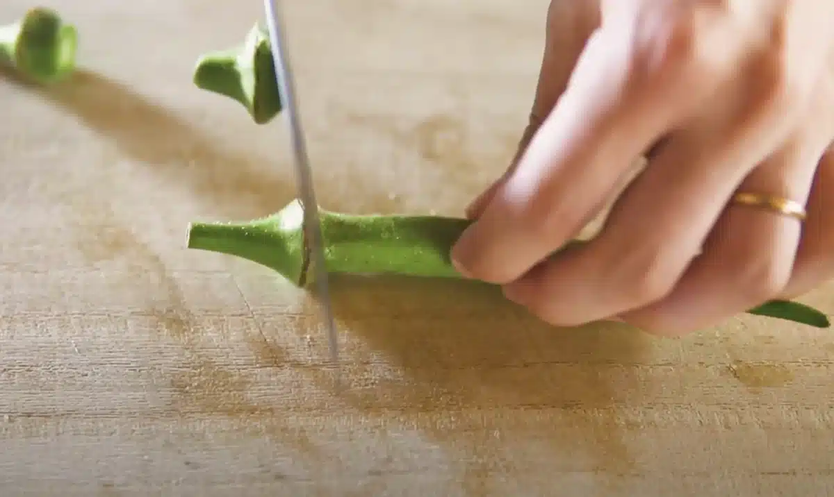 おくらを包丁で切る