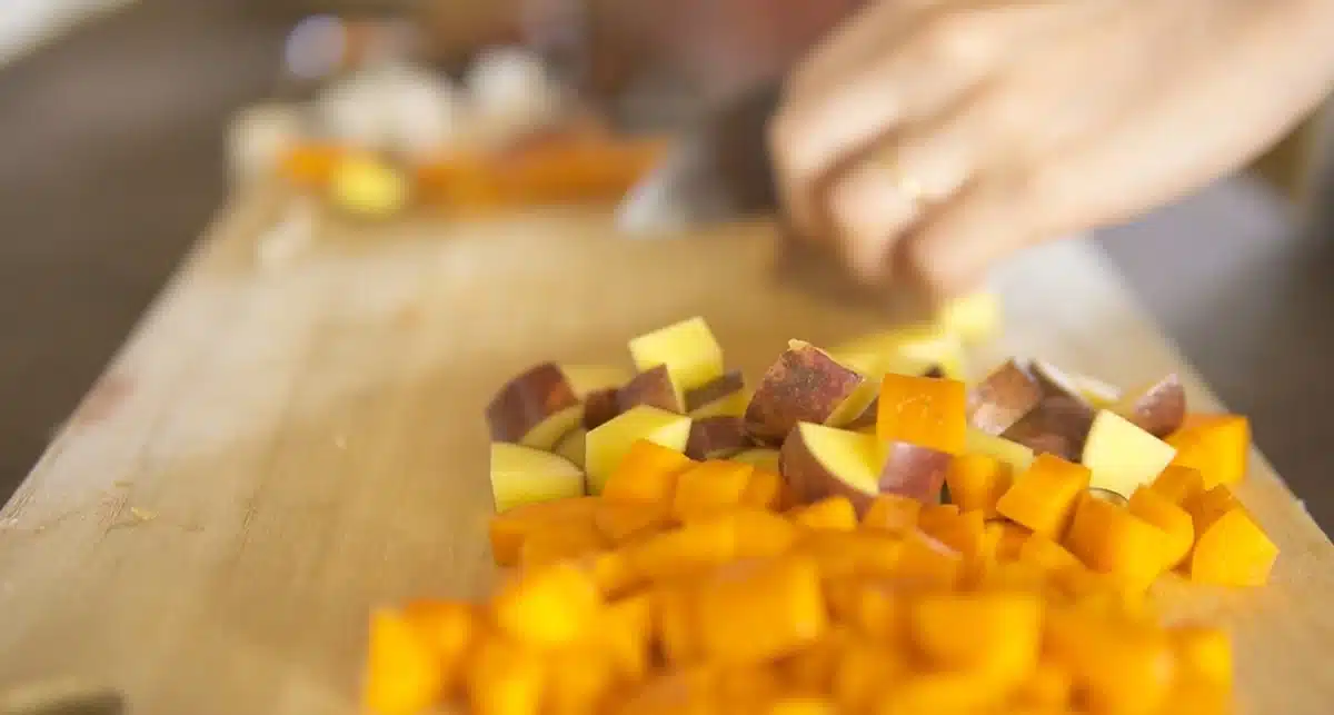 人参をみじん切りにしている