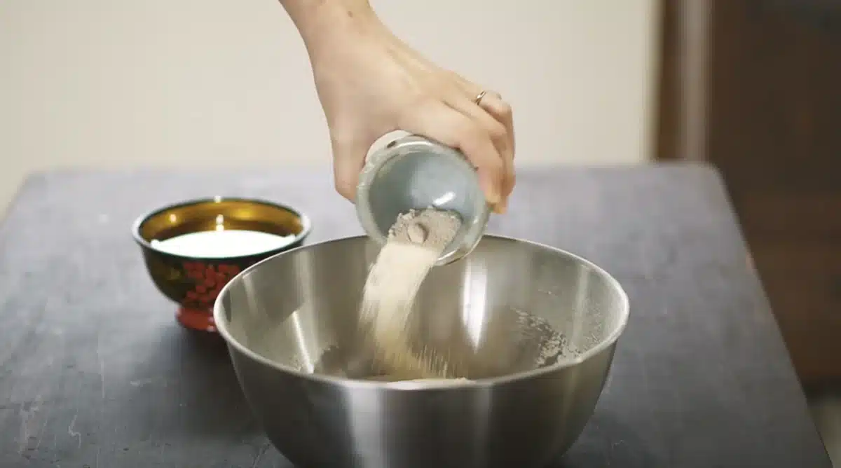 ボウルに粉類を入れる