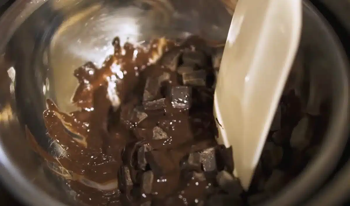 チョコを湯煎している