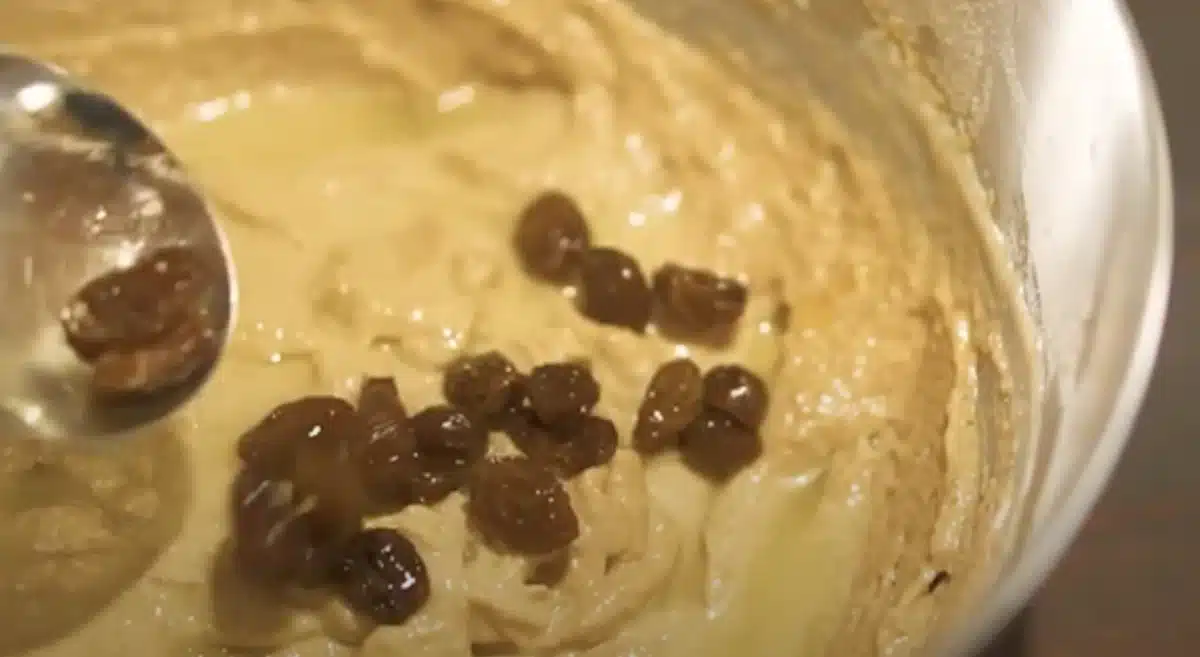 生地にラムレーズンとくるみをいれて混ぜている