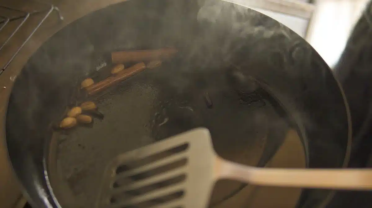 フライパンでオリーブオイルを炒めている