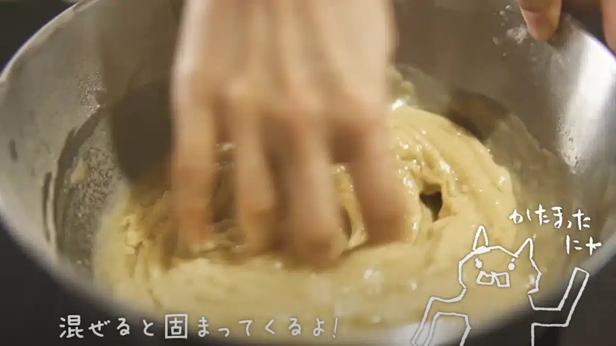 生地をこねている