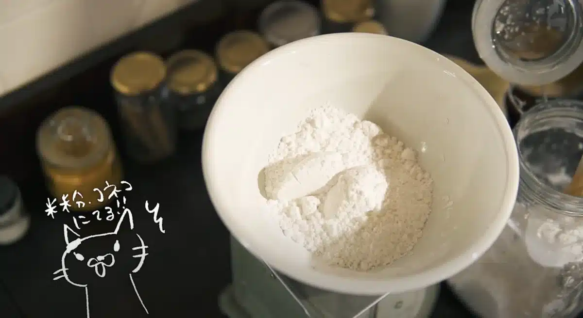 粉類を計量している