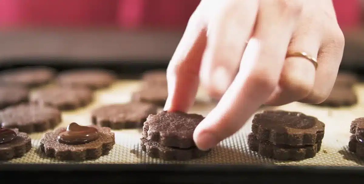 チョコレートサンドをつくっている