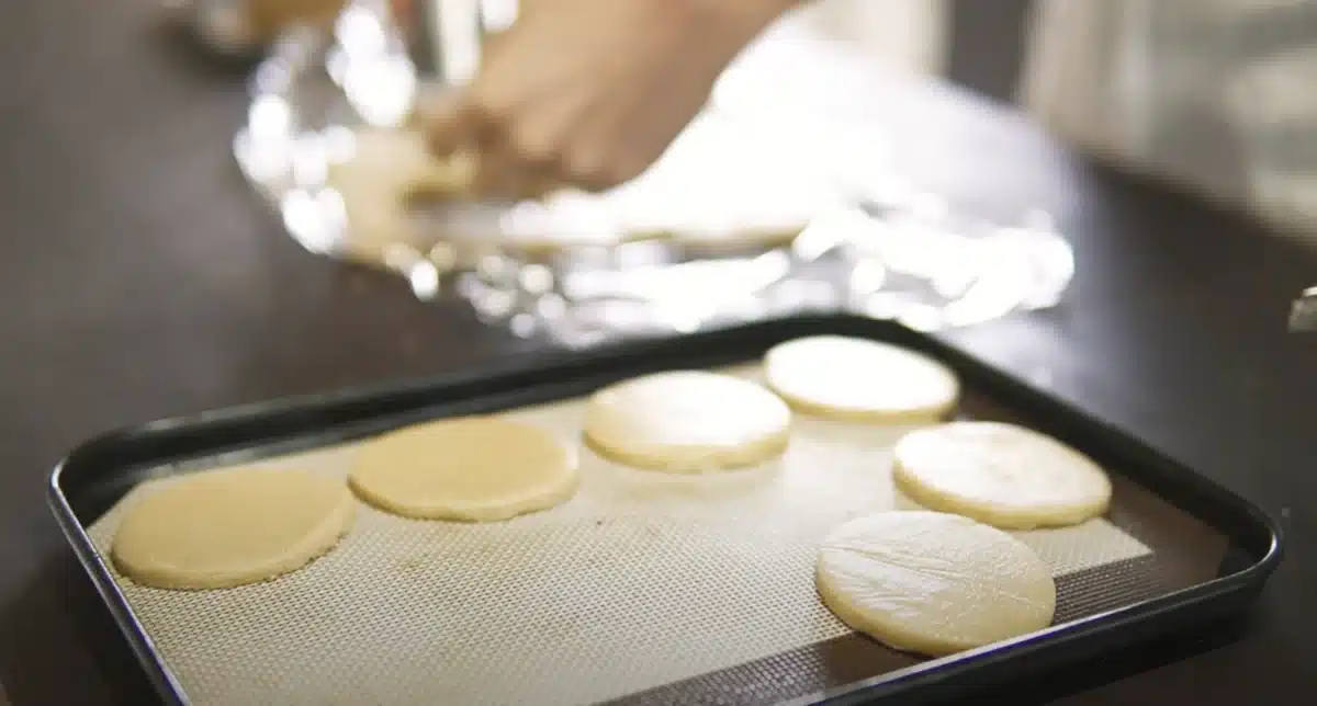 型取りした生地を並べている