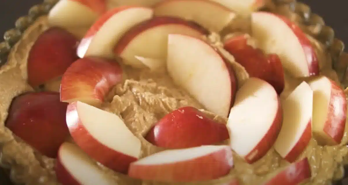 型に生地と、リンゴをのせる