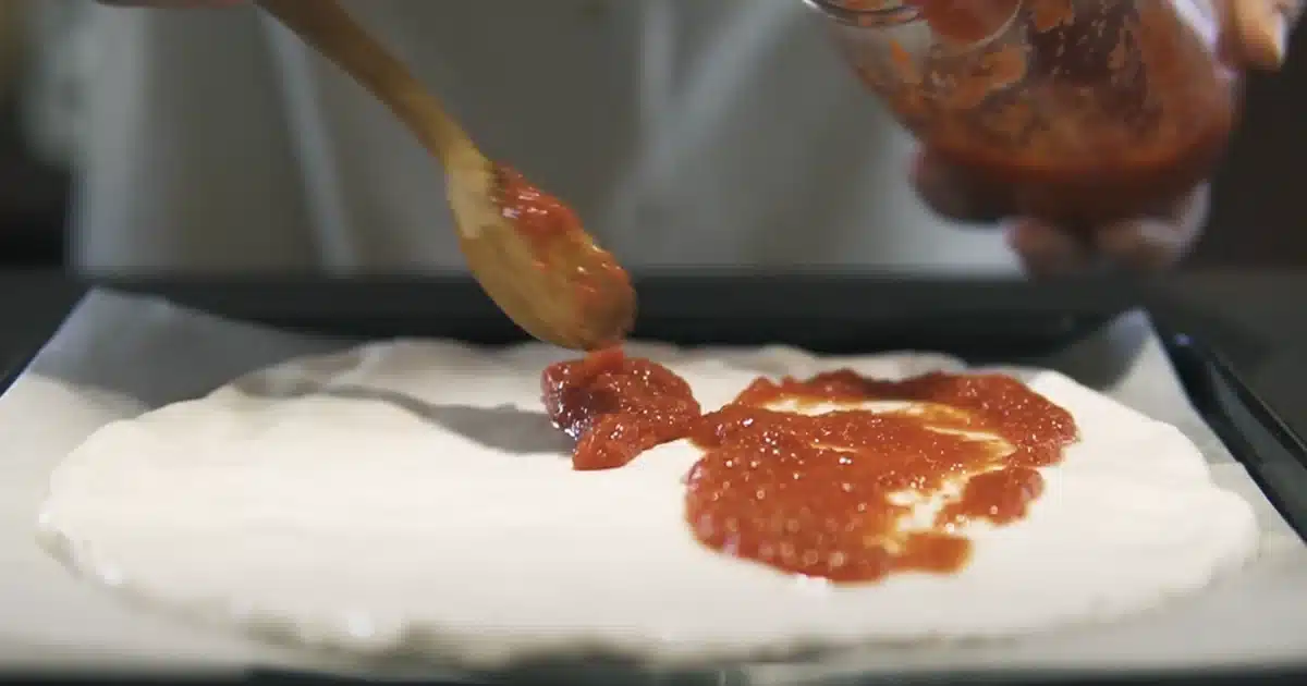 生地にトマソースをのせる