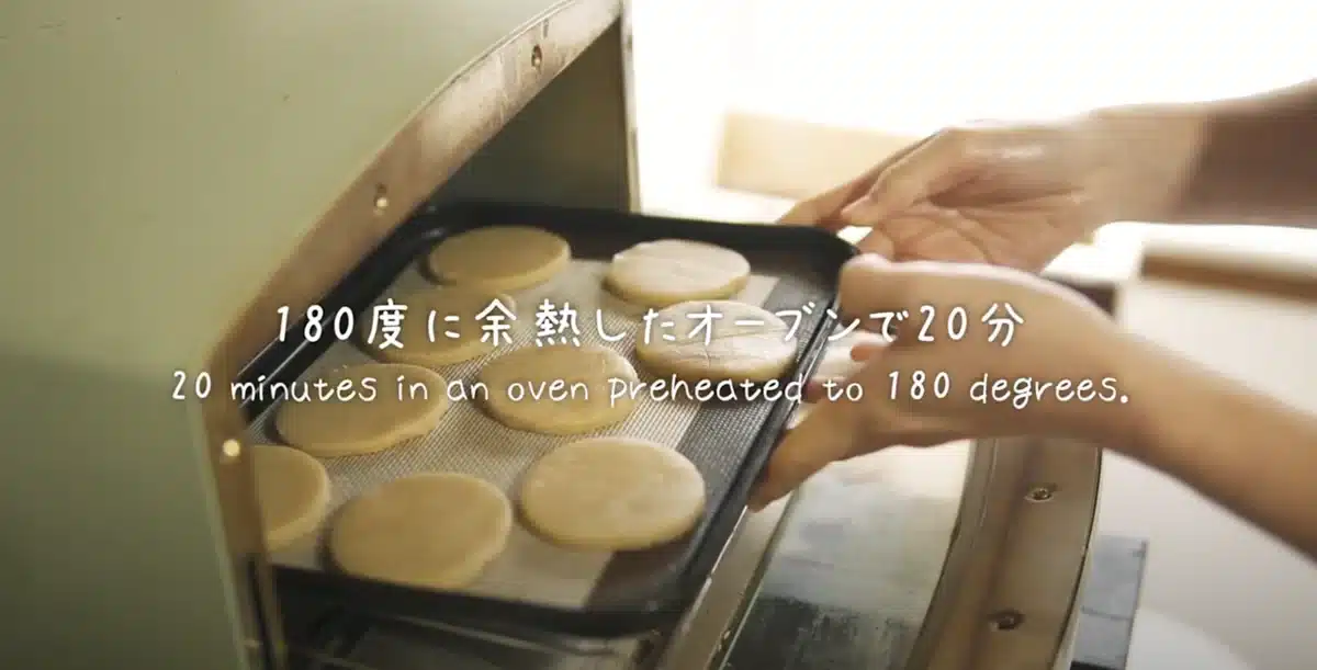 生地を焼いている