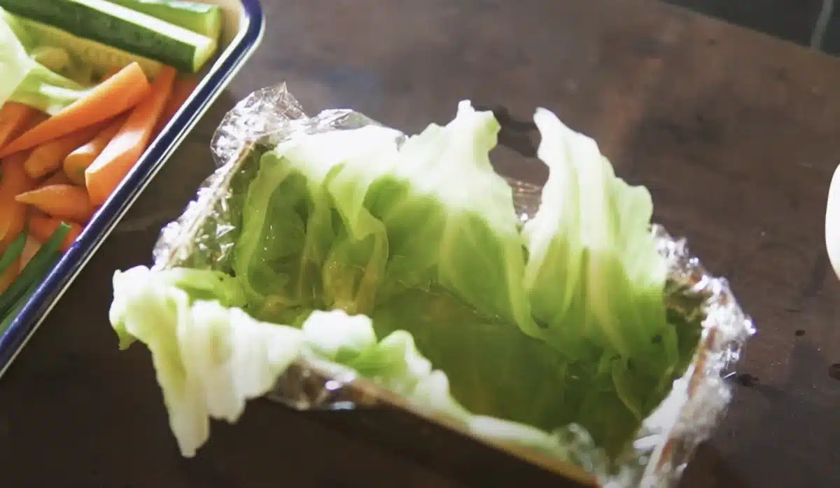 型にキャベツをしく