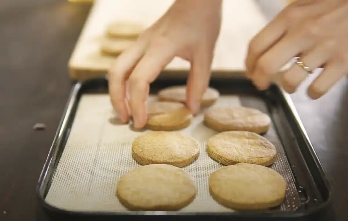 焼けた生地を並べている