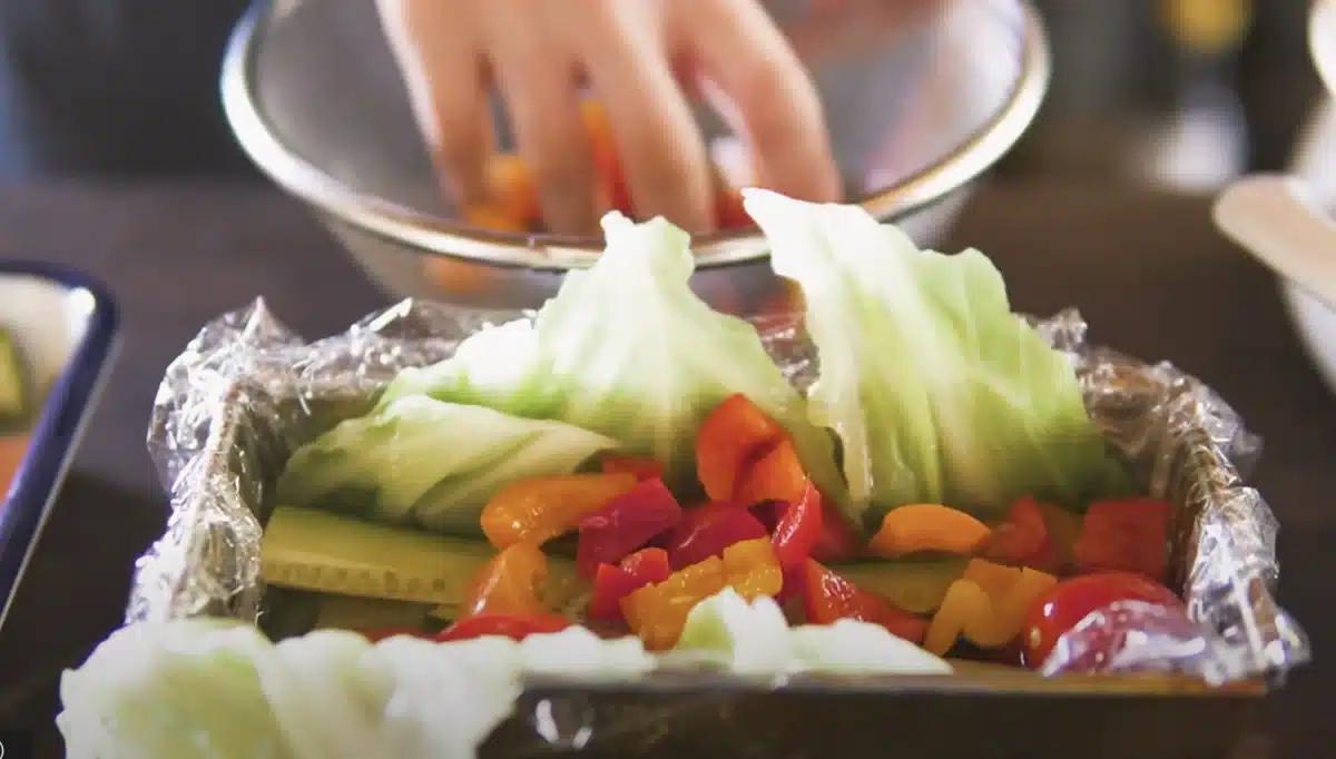 キャベツをしいた型に野菜を入れる
