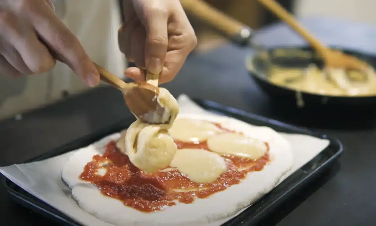 トマトソースの上に餅をのせる
