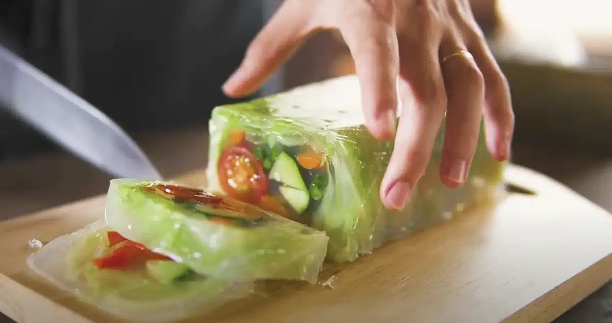 完成した野菜ゼリーを包丁で切る