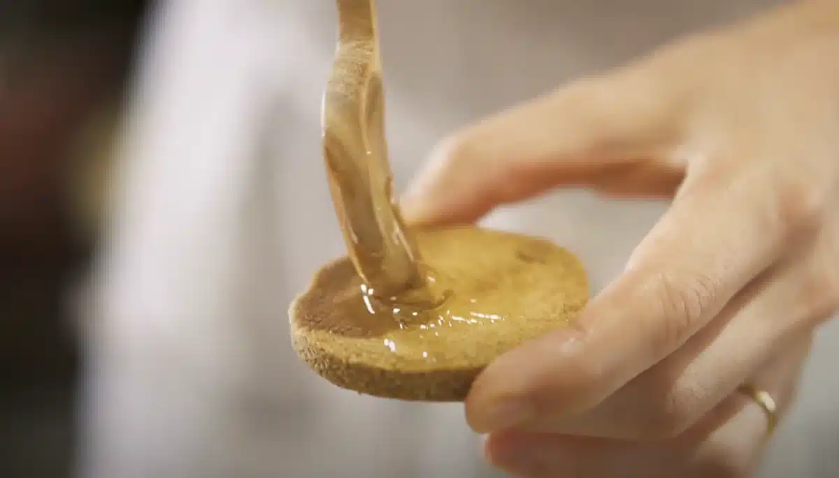 焼きあがった生地に、はちみつを塗る