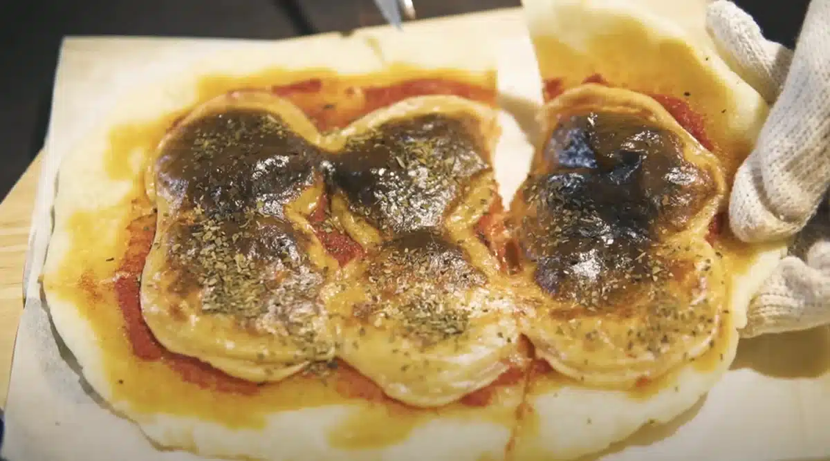 お好みでバジルをかけて焼いたら完成