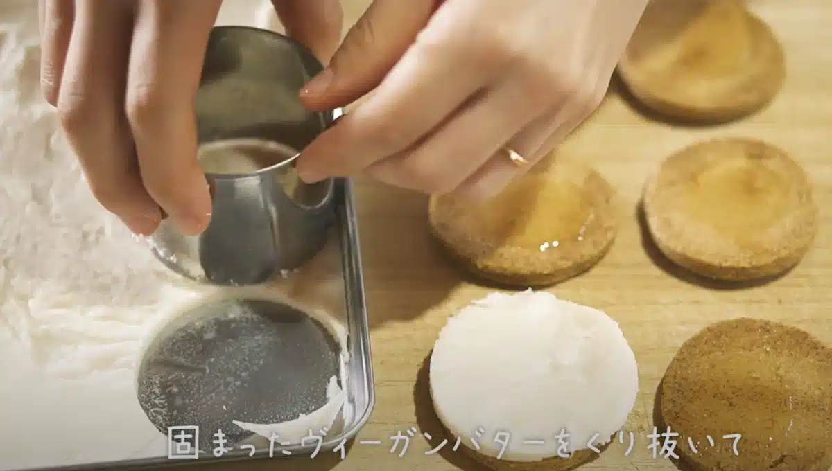 蜂蜜を塗ったクッキーでくり抜く