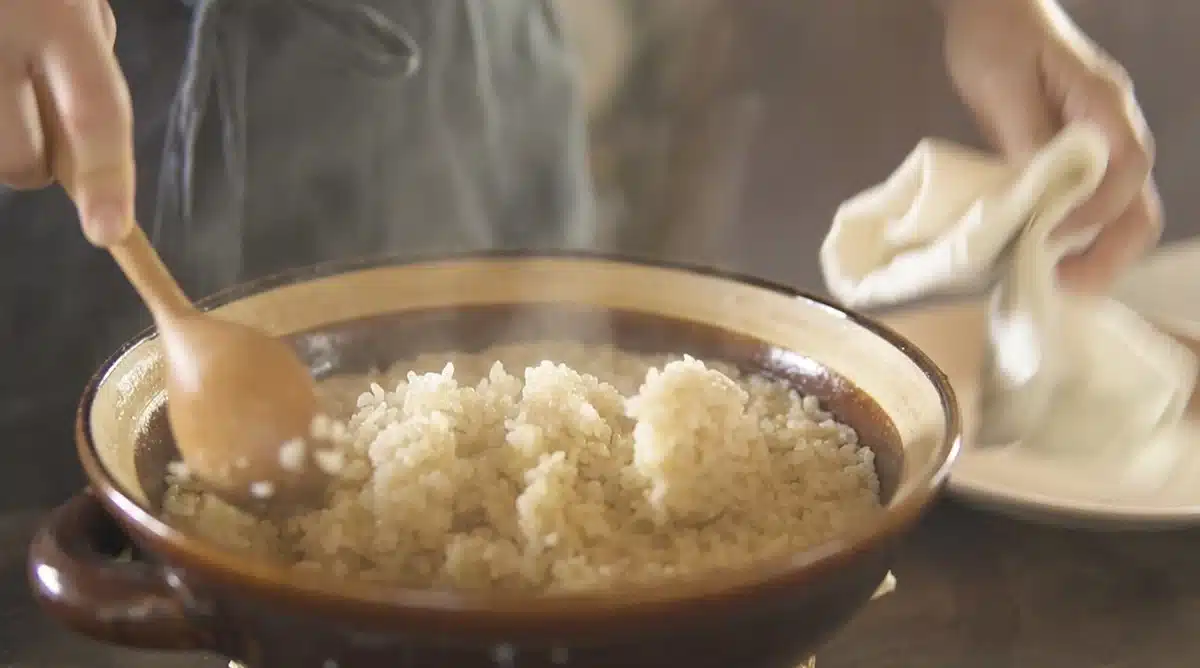 玄米ご飯をまぜている