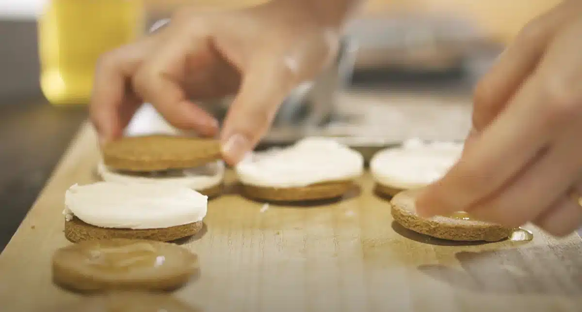 バターを焼きあがった生地でサンドする