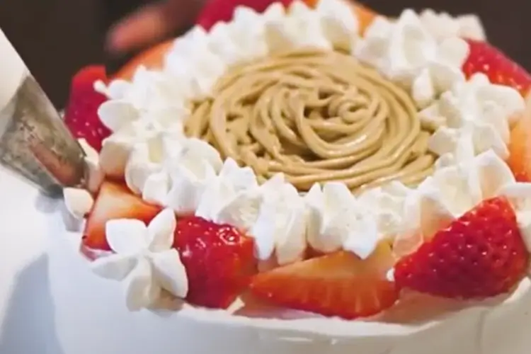 生クリームを絞っている