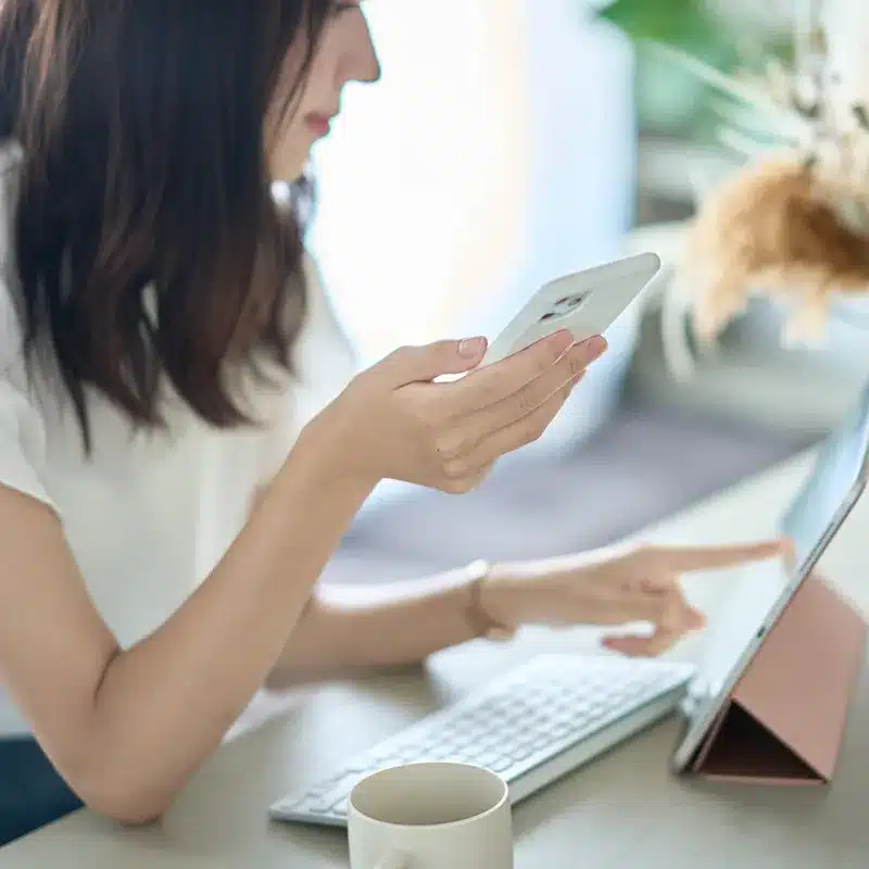 マーケット分析をする女性