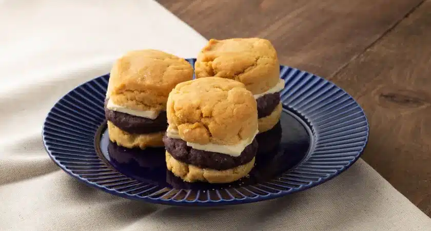 餡バタースコーンが3つお皿に並べられている。