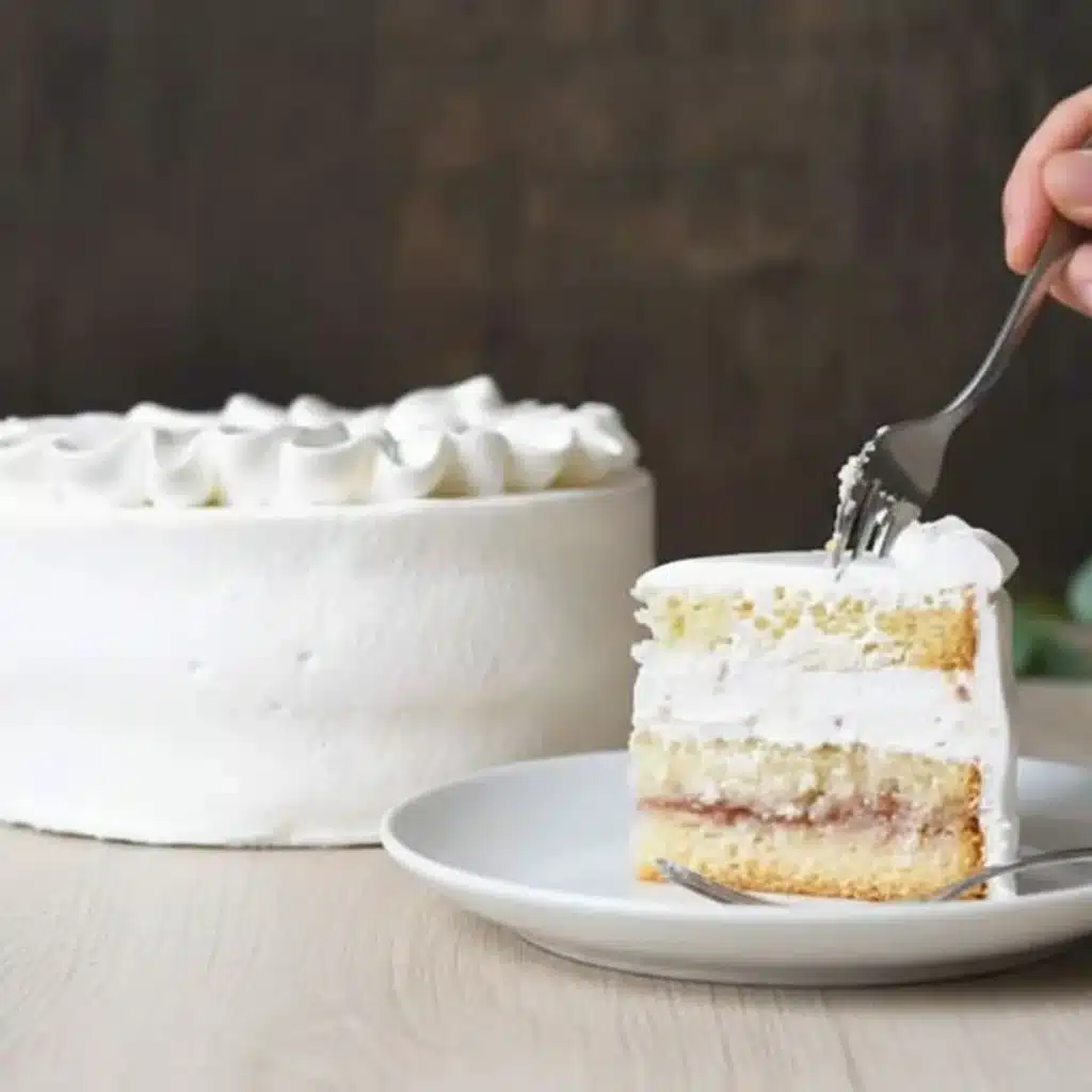 ホワイトシンプルケーキ5号サイズを食べようとしている様子。