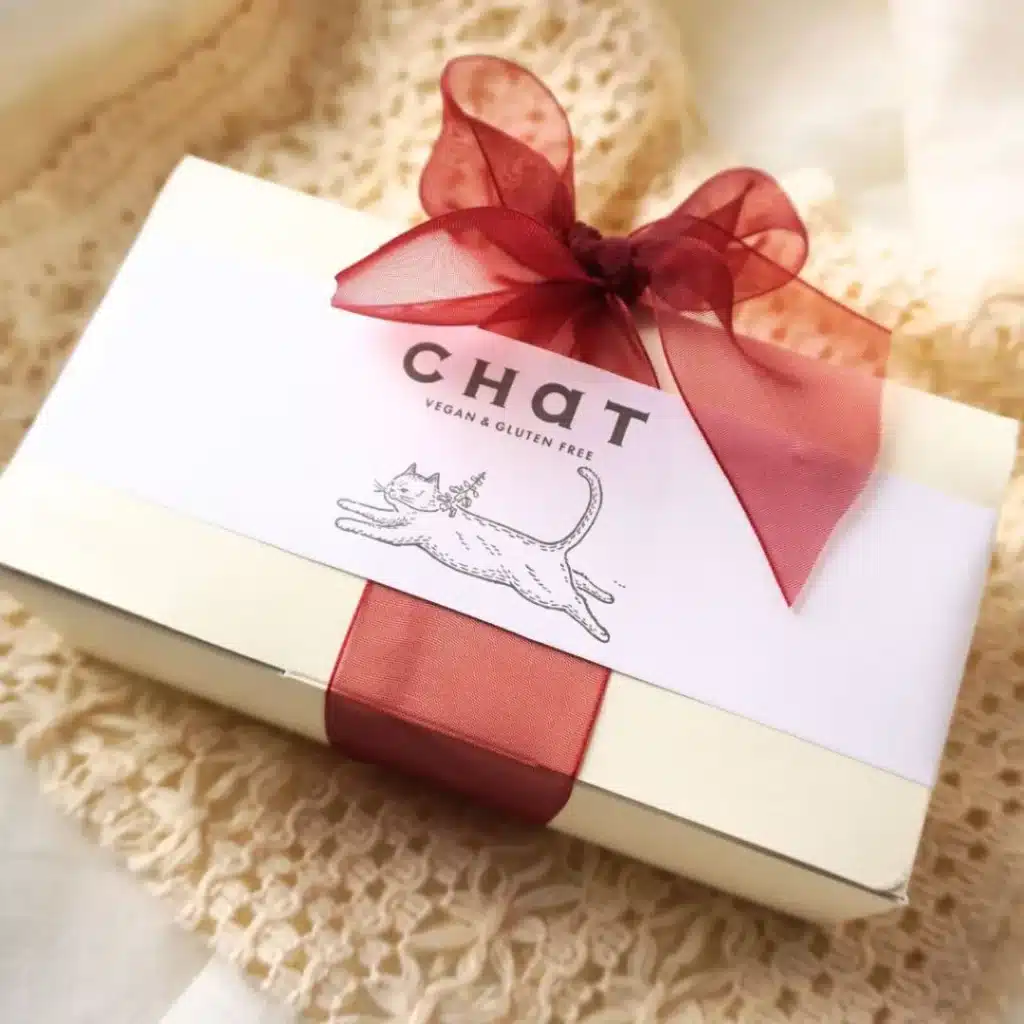 チョコとメープルのクッキーのラッピングを斜めから見た様子