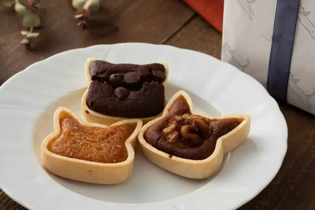 フィナンシェパイ3つ入りのフィナンシェ面。